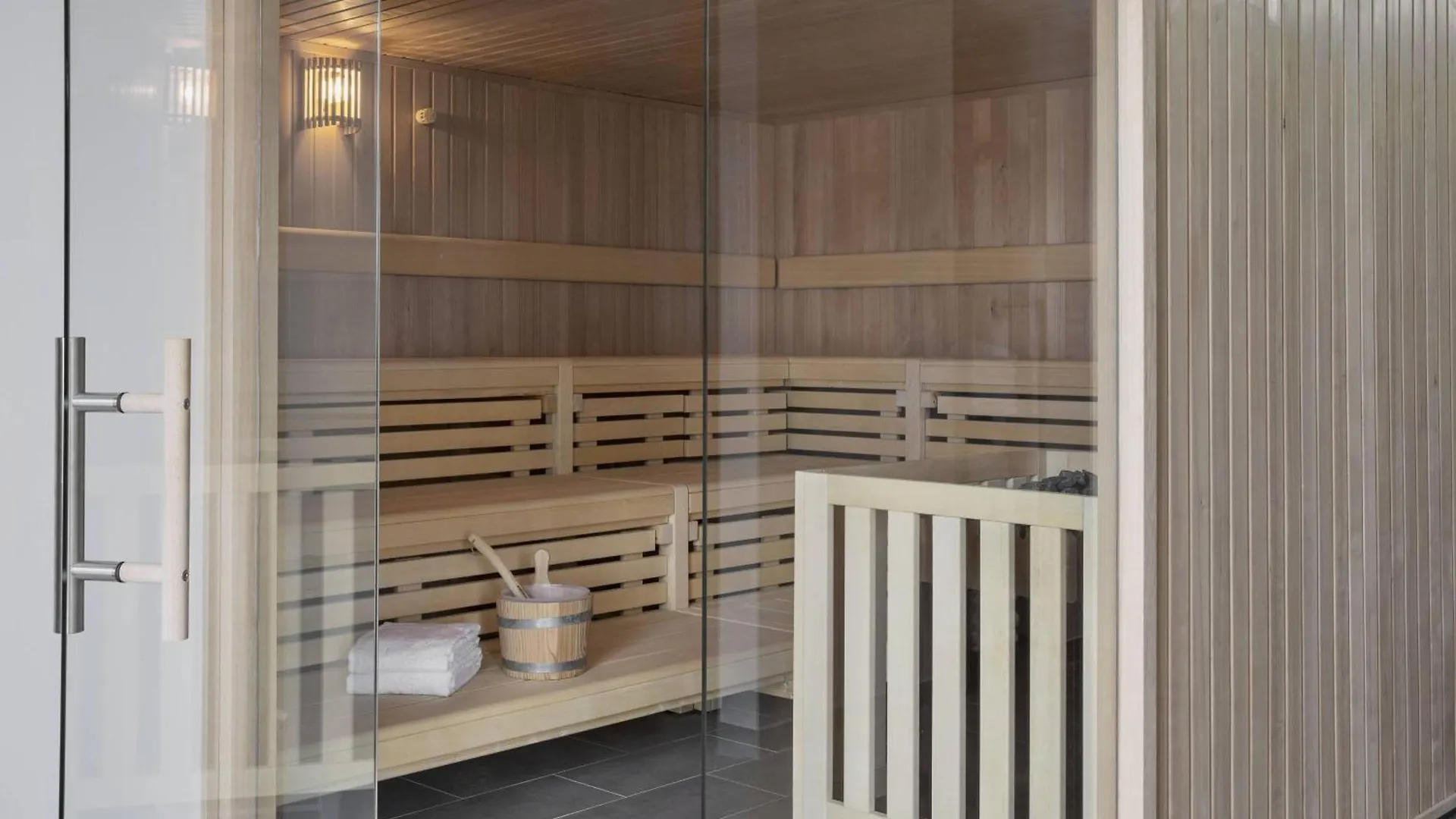 Courtyard By Marriott Hamburg City Hotel