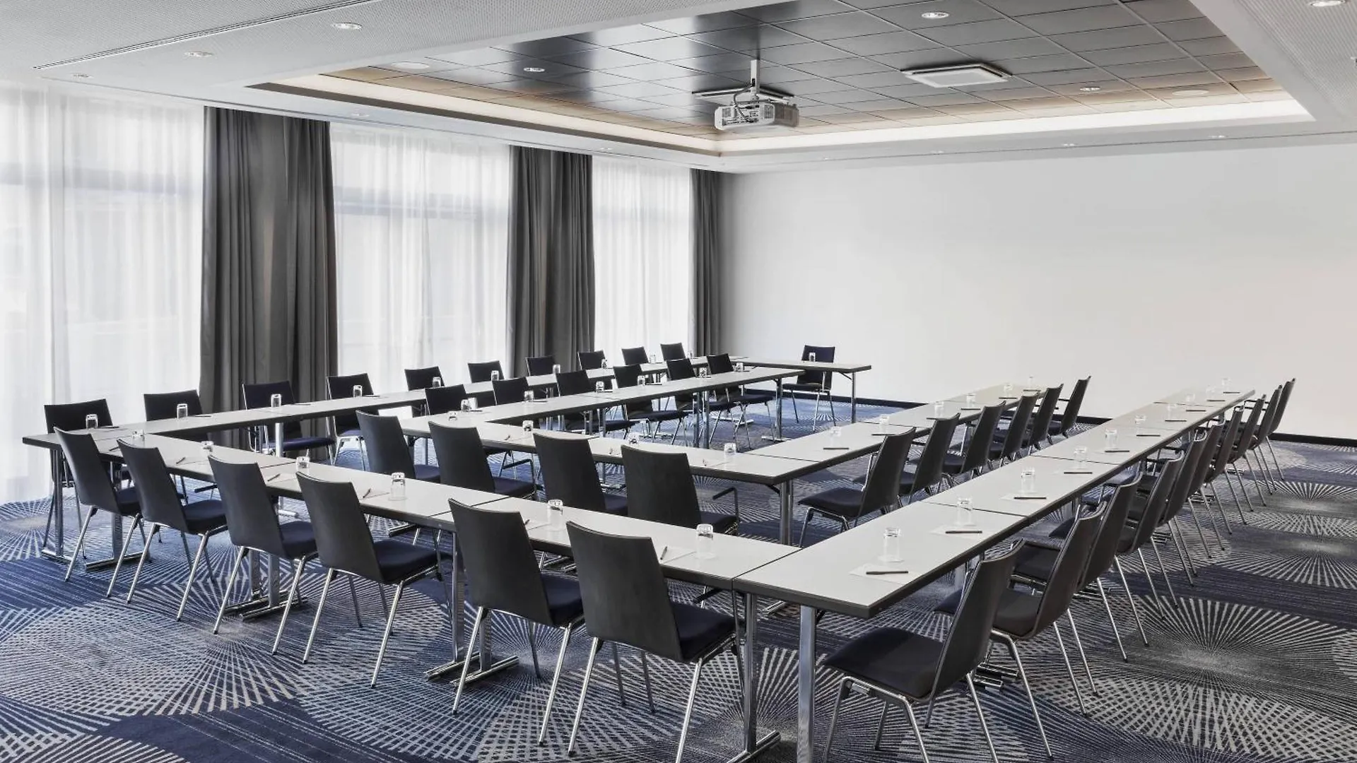 Courtyard By Marriott Hamburg City 4*,